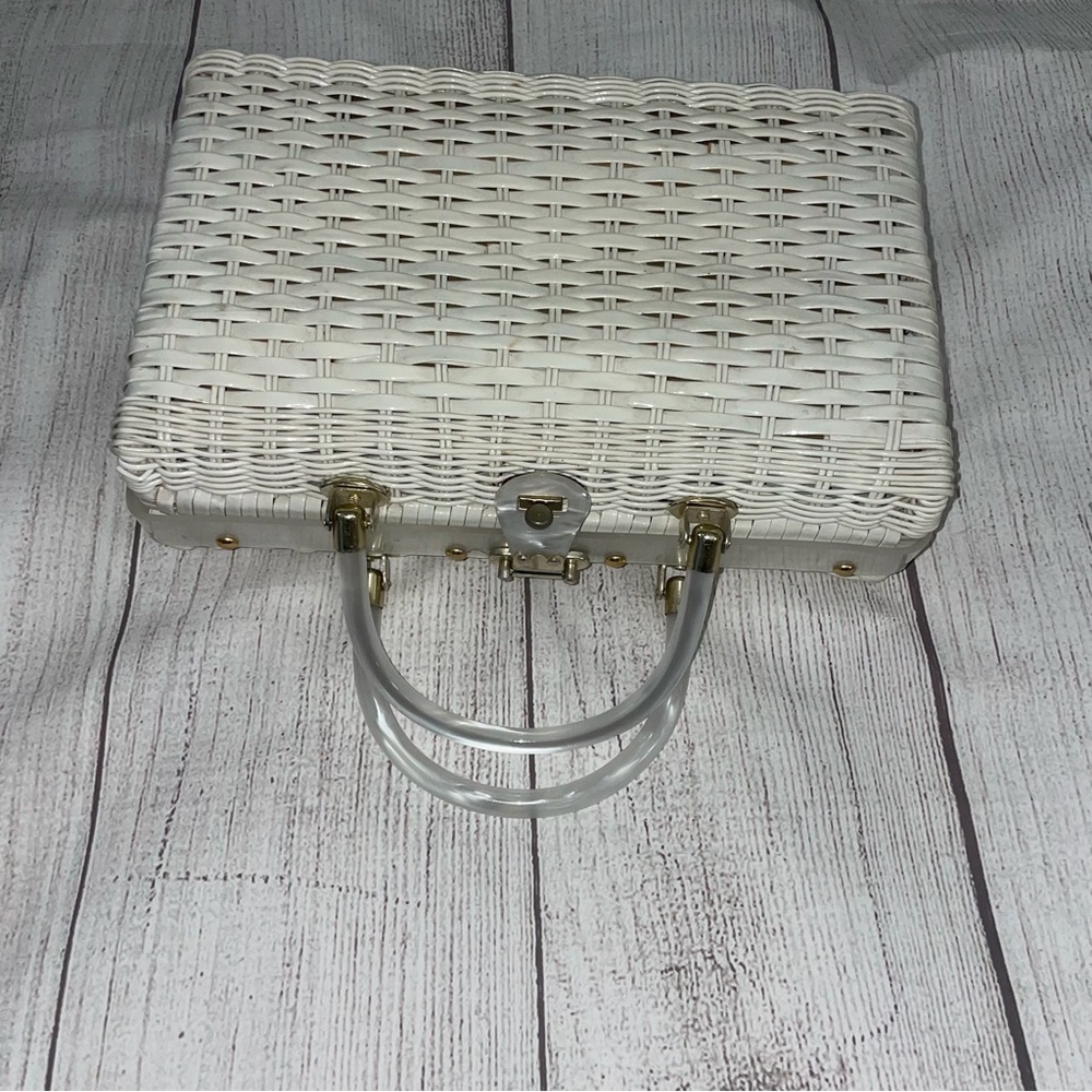 Vintage 1960s Princess Charming By Atlas Wicker & Lucite white Seashell Handbag - Picture 3 of 9
